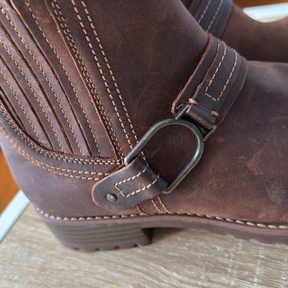 Clarks Aspra boots Buckle British Tan Leather 7.5 NWT distressed so comfortable - Picture 3 of 7